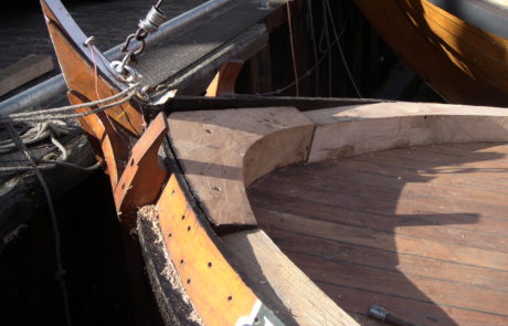 renovatie en restauratie boeg van een boot