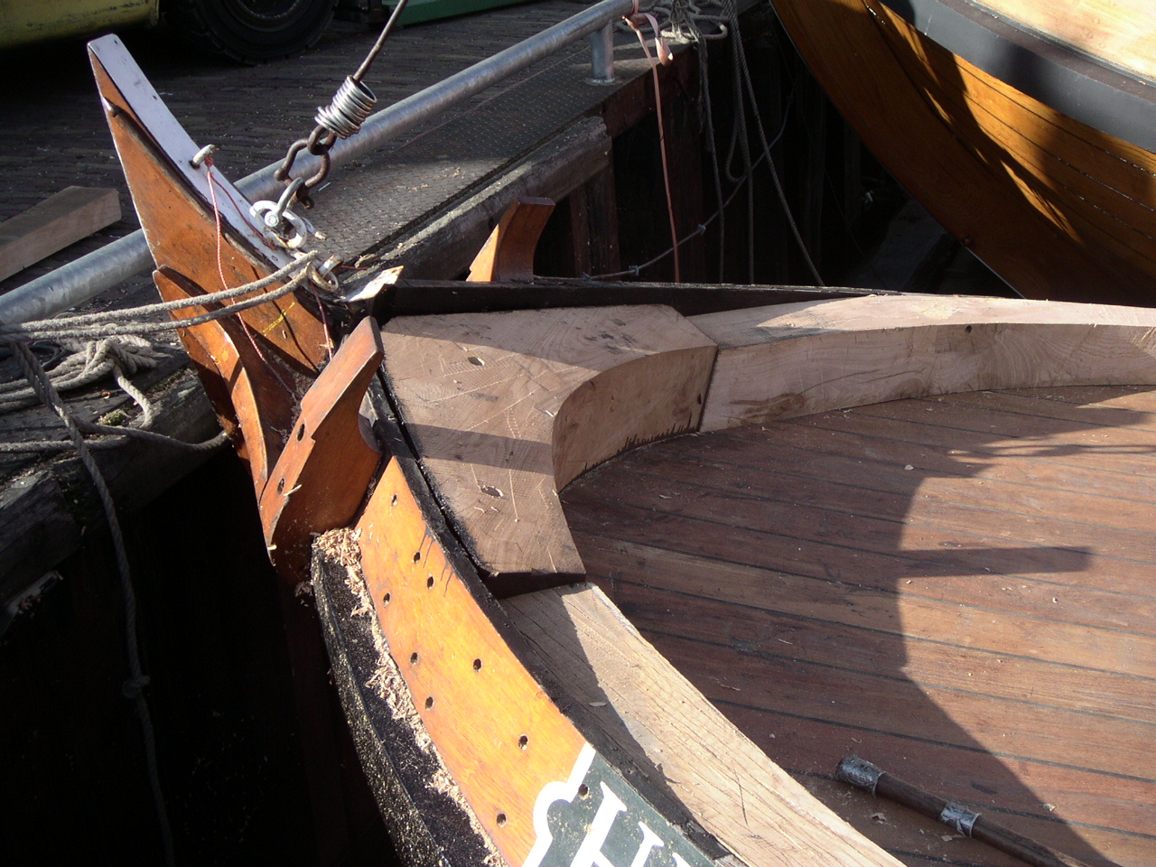 renovatie en restauratie boeg van een boot